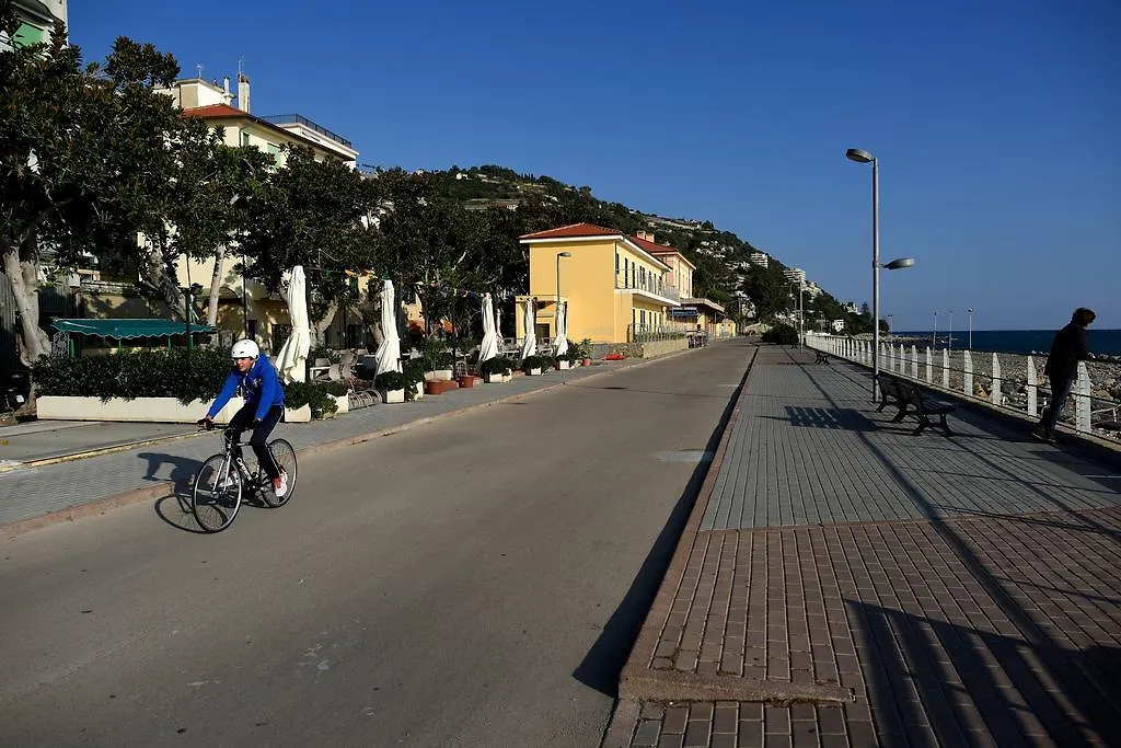 Hotel Petit Royal 3*, Ospedaletti